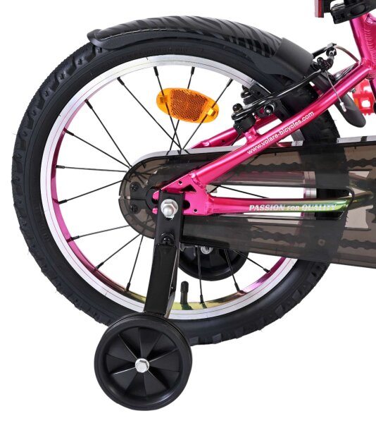 Hinterrad eines Fahrrads mit Stützrad und reflektierendem Element