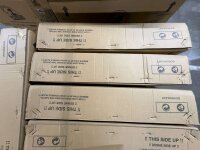 Stapeln von braunen Kartons mit Aufdruck zur Handhabungshinweisen