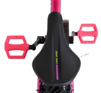 Schwarzer Fahrradsattel mit pinken Pedalen von oben betrachtet