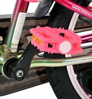 Rosa Fahrradpedale aus Kunststoff an einem Fahrrad mit glänzendem Rahmen