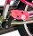 Rosa Fahrradpedale aus Kunststoff an einem Fahrrad mit glänzendem Rahmen