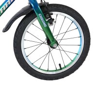 Vorderreifen eines Fahrrads mit grün-blauem Rahmen und schwarzem Profilreifen
