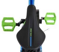 Schwarzer Fahrradsattel mit grünen Pedalen und blauer Rahmenfarbe
