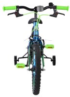 Buntes Kinderfahrrad mit grünen Griffen und Stützrädern