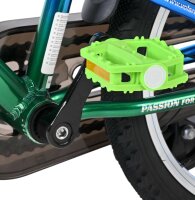 Grünes Fahrradpedal an einem Fahrrad mit schwarzem Reifen und Rahmen