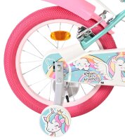 Buntes Kinderfahrrad mit Einhorn-Motiv und pinkem Reifen