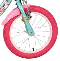 Vorderreifen eines Kinderfahrrads mit pinkem Reifen und bunten Aufklebern