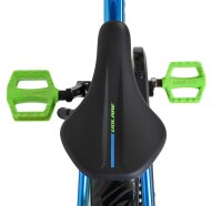 Schwarzer Fahrradsattel mit grünen Pedalen und blauer Rahmenfarbe