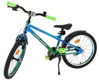 Blaues Kinderfahrrad mit grünen Griffen und reflektierenden Speichen