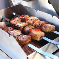 Schützen Sie Ihren Grill mit dem Spritzschutz und grillen Sie gleichzeitig Ihre Schaschlikspieße!