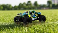 Blij´r Beast blau RC Monstertruck auf verschiedenen Untergründen